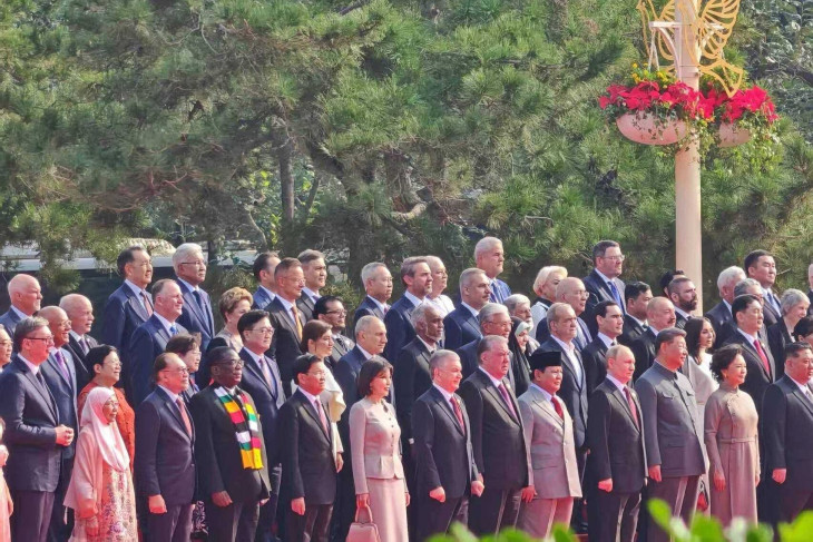 Az első sorban többek között Putyin és Kim Dzsongun áll, hátul Szijjártó Péter