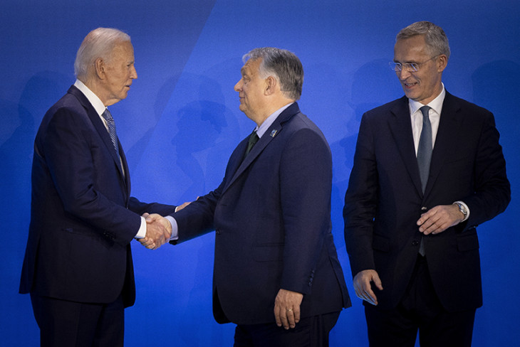 Megrázták a kezet, amelyet Putyin Moszkvában, Hszi Csin-ping Pekingben is megrázott néhány nappal korábban - Joe Biden amerikai elnök és Jens Stoltenberg NATO-főtitkár fogadja a NATO washingtoni csúcstalálkozójának ülésére érkező Orbán Viktor miniszterelnököt 2024. július 10-én. 