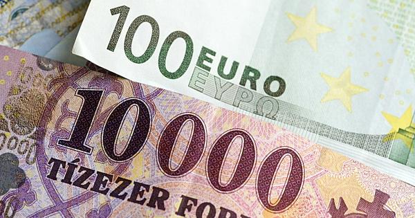 Kezd megremegni a magyarok keze: rég volt ilyen olcsó az euró