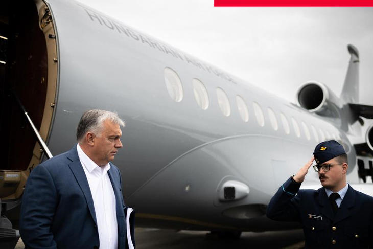 Ő így száll le a repülőről - Orbán Viktor érkezése a brüsszeli uniós csúcsra. Fotó: Orbán Viktor/Facebook