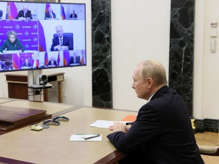 Vlagyimir Putyin az orosz Biztonsági Tanács tagjaival videokonferenciázik. Fotó: EPA/MIKHAIL METZEL/KREML POOL/SPUTNIK