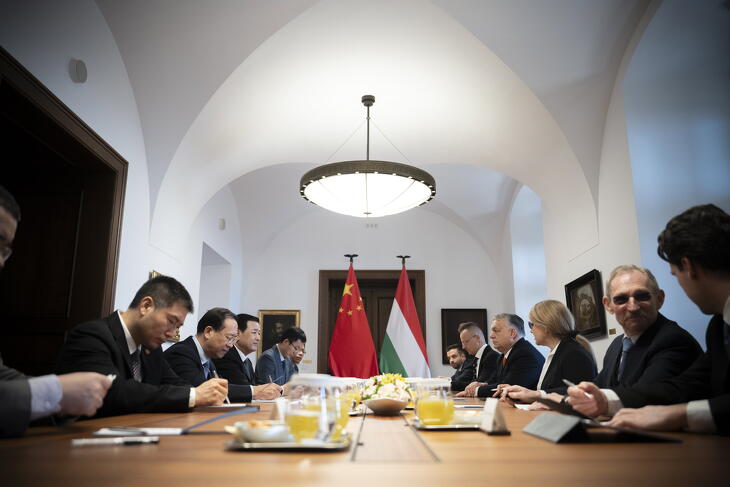 Orbán Viktor miniszterelnök és Vang Hsziahong kínai közbiztonsági miniszter (b3) megbeszélést folytat a Karmelita kolostorban. A kormányfő mellett Pintér Sándor belügyminiszter. Lenne min aggódni a kínai-magyar biztonsági együttműködés kapcsán?