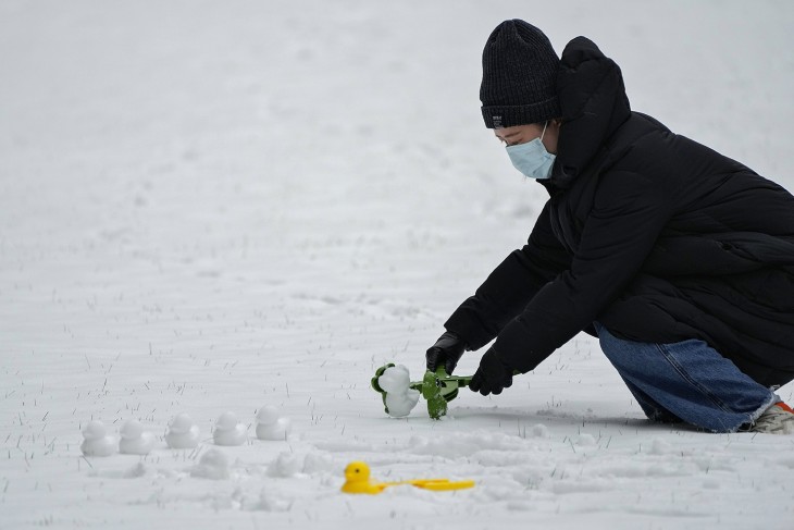 Nem ehhez a pekingi kacsához vagyunk szokva: kacsa alakú hógolyókat készít egy nő Pekingben 2023. december 11-én. A kínai fővárosban először havazott az idei télen. A következő napokban újabb rendkívüli hideghullám várható. Fotó: MTI/AP/Andy Wong 