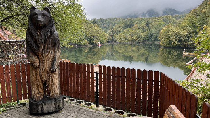 A Medve-tó partján kiépített utak, faragott szobrok várják a turistákat
