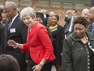 Úgy táncol, mint aki gutaütést kapott: a brit kormányfőn nevet a fél világ