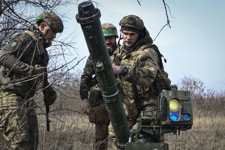 Ukrán katonák Sztugna harckocsielhárító irányítottrakéta-kilövő rendszert állítanak fel egységüknek az orosz erők által ostromlott kelet-ukrajnai Bahmut térségében lévő állásukban 2023. március 17-én. Fotó: MTI/AP/Roman Csop