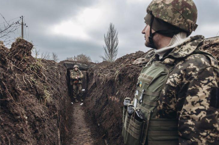 Tűzszünet idején egy ukrán lövészárokban. Fotó: Volodimir Zelenszkij/Facebook