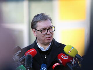 Kettős szorításba került Orbán Viktor szerb kollégája