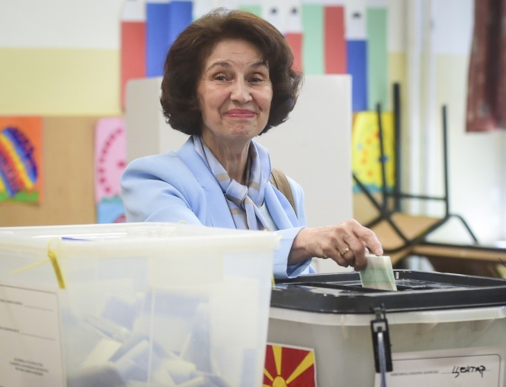Gordana Sziljanovszka-Davkova, az észak-macedóniai ellenzéki konzervatív Belső Macedón Forradalmi Szervezet-Macedón Nemzeti Egység Demokratikus Pártja, a VMRO-DPMNE pártszövetség jelöltje szavaz az észak-macedóniai elnökválasztás második fordulójában Szkopjéban 2024. május 8-án. Az eredmények alapján úgy tűnik, ő lesz a következő elnök.