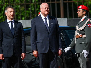 Christian Stocker osztrák kancellár (j) katonai tiszteletadás mellett fogadja Magyar Péter miniszterelnököt Bécsben 2026. május 21-én.

