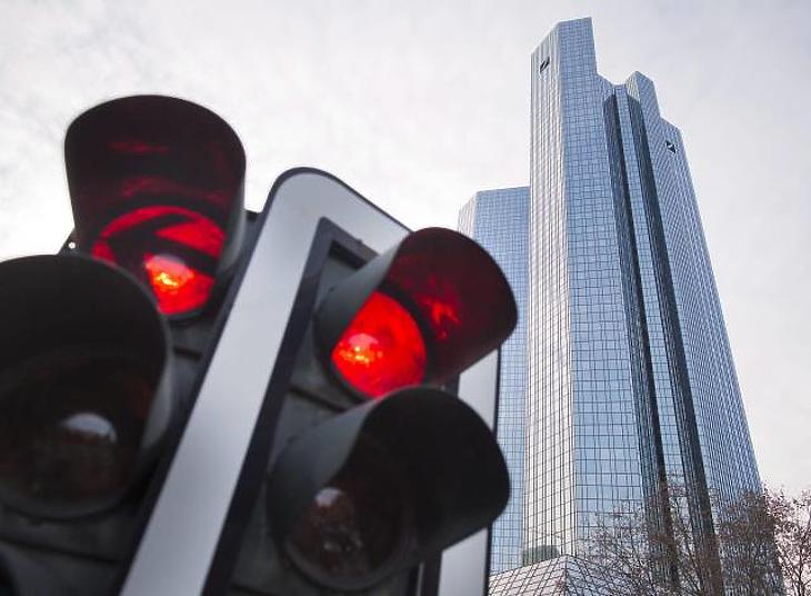 Itt az új bankbotrány: óriási házkutatás indult a Deutsche Banknál