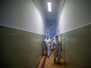 Még soha nem vittek kórházba ennyi koronás beteget két egymást követő nap