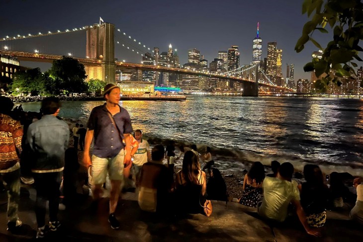 Este a Brooklyn híd lábánál, szemben Manhattan. Fotó: K. Zs.