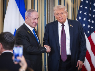 Benjámin Netanjahu izraeli miniszterelnök (b) és Donald Trump amerikai elnök kezet fog a megbeszélésüket követő sajtóértekezleten a washingtoni Fehér Házban 2025. szeptember 29-én.