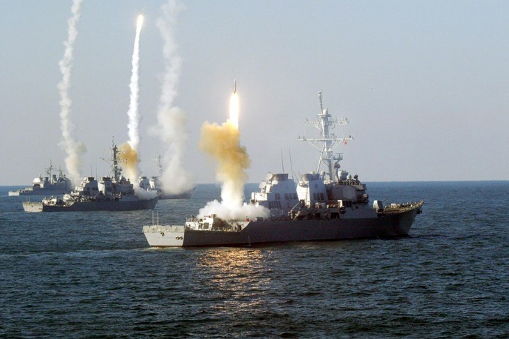 Amerikai hadihajók (köztük balról a harmadik helyen a most a Vörös-tengeren vitézkedő USS Carney romboló) egy ellenséges rakéták elfogását célzó korábbi hadgyakorlaton. Meg tudják csinálni, csak iszonyatosan sokba kerül. Fotó: Wikimedia