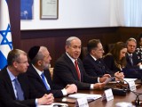 Kormányülés Izraelben, középen Benjamin Netanjahu. Fotó: EPA/RONEN ZVULUN / POOL