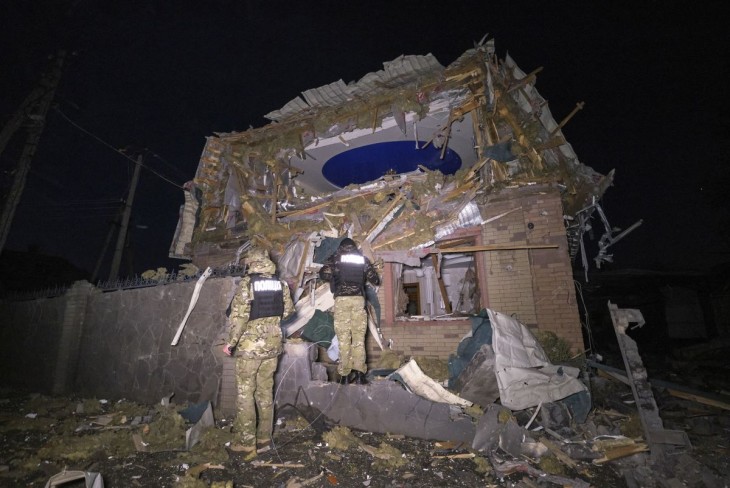 Egy korábbi bombázás után megsérült épület Kramatorszkban. Fotó: EPA/YEVGEN HONCHARENKO