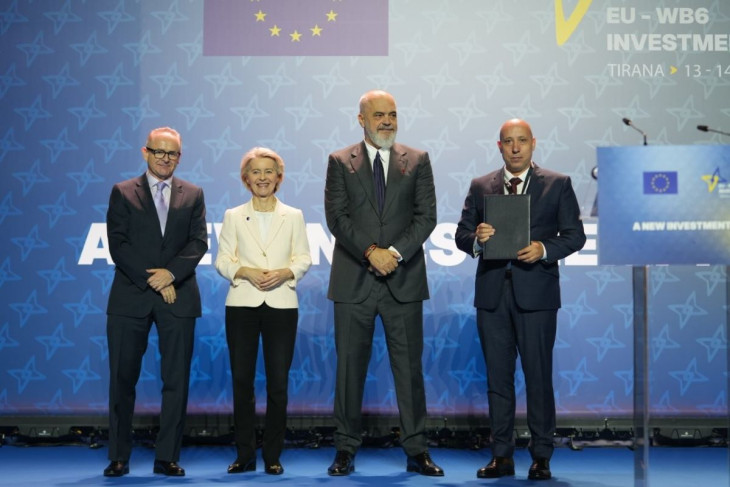 Az ünnepélyes aláíráson Ursula von der Leyen is ott volt 