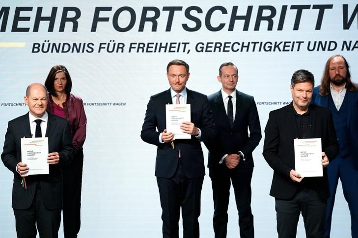 A koalíciós pártok vezetői a koalíciós szerződéssel – bal oldalt Olaf Scholz, az új német kancellár.  (EPA/CLEMENS BILAN)