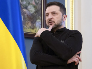  Volodimir Zelenszkij ukrán elnök sajtóértekezletet tart Kijevben 2025. február 26-án, az Ukrajna elleni orosz háború alatt. 