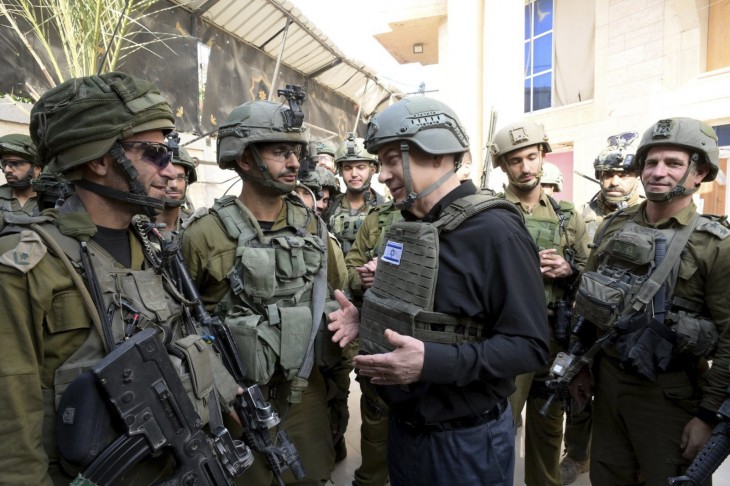 Minden a tervek szerint halad? Netanjahu és a hadsereg vezetői ezt szeretnék elhitetni mind a külvilággal, mind az izraeli társadalommal, mind saját katonáikkal - a kormányfő katonákkal találkozik a Gázai övezetben tett látogatása alatt, 2023. december 25-én. Fotó: MTI/AP/Az izraeli kormány sajtóirodája/Avi Ohayon 