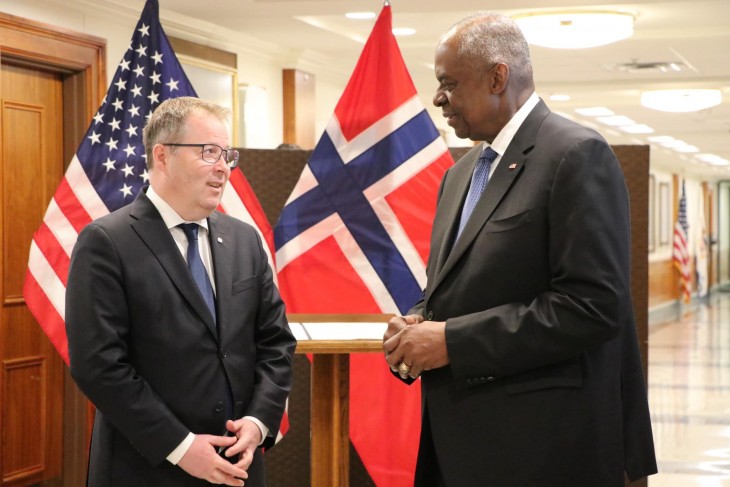 A norvég hadügyminiszter, Bjørn Arild Gram amerikai kollágájával Loyd Austinnal sok mindenben egyetért