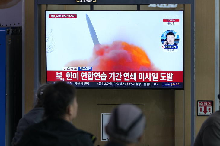 Egy korábbi észak-Koreai rakétakísérleteiről szóló tudósítást néznek emberek a szöuli központi pályaudvar tévéképernyőjén 2023. március 22-én. Fotó: MTI/AP/Ri Dzsin Man