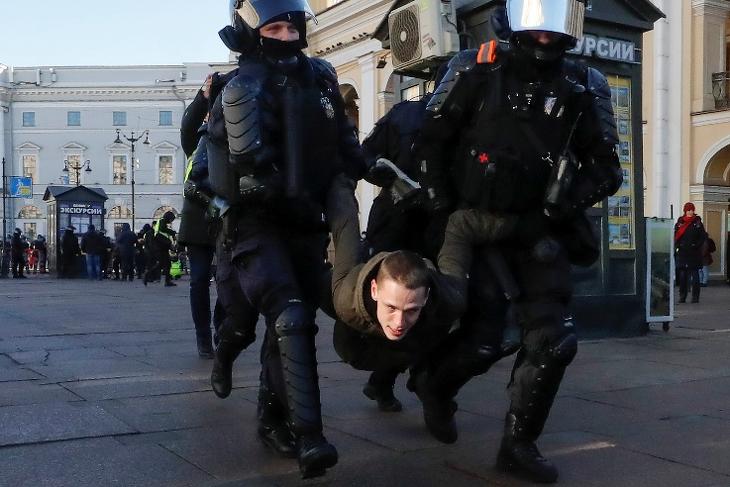 Orosz rendőrök vesznek őrizetbe egy fiatalt egy nem engedélyezett, az ukrajnai háború elleni tüntetésen Szentpéterváron 2022. március 6-án. Fotó: EPA/ANATOYIJ MALTSEV
