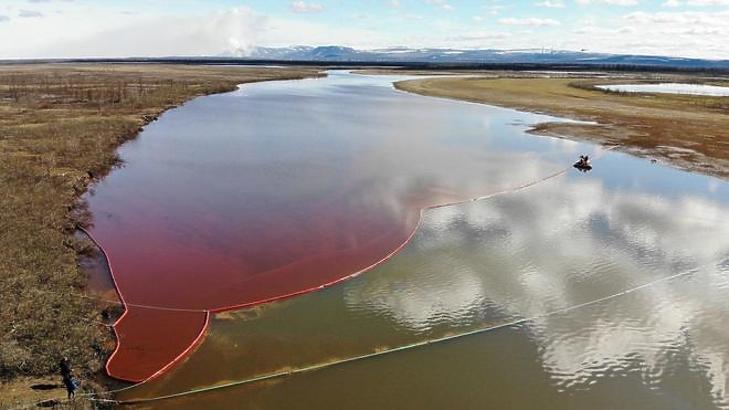 Olajjal szennyezett folyó Norliszk közelében (Forrás: Reuters)