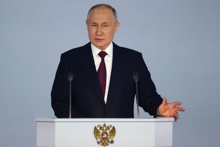 Vlagyimir Putyin orosz elnök beszél az orosz parlament két háza előtt tartott évértékelőjén a moszkvai Gosztiny Dvorban 2023. február 21-én. Fotó: MTI/AP/Pool/Kreml/Szergej Karpuhin 