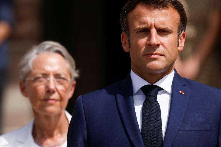 Most nincs minek örülni. Elisabeth Borne és Emmanuel Macron egy megemlékezésen a Párizs melletti  Suresnesben 2022. június 18-án. EPA/GONZALO FUENTES / POOL