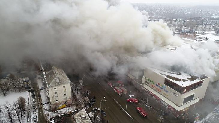 Kiégett egy bevásárlóközpont, több tucat halott