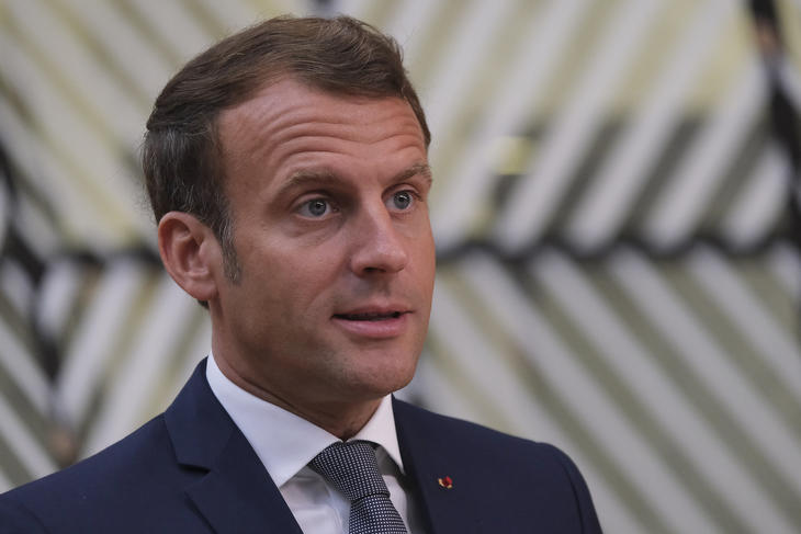 Emmanuel Macron látogatóba megy az oroszlánbarlangba