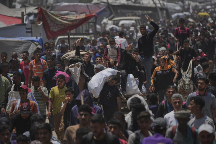 Az Egyesült Államok által támogatott Gázai Humanitárius Segélyalaptól kapott ellátmányt viszik palesztin emberek a Gázai övezet déli Rafah határvárosában 2025. június 8-án. Az ENSZ szerint szerint legkevesebb félmillió ember éhezik az övezetben, miközben a Gázai övezet teljes lakosságát továbbra is kritikus éhínség fenyegeti a 19 hónapja tartó konfliktus, a tömeges kitelepítések és a humanitárius segélyek izraeli korlátozása miatt. 