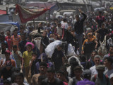 Az Egyesült Államok által támogatott Gázai Humanitárius Segélyalaptól kapott ellátmányt viszik palesztin emberek a Gázai övezet déli Rafah határvárosában 2025. június 8-án. Az ENSZ szerint szerint legkevesebb félmillió ember éhezik az övezetben, miközben a Gázai övezet teljes lakosságát továbbra is kritikus éhínség fenyegeti a 19 hónapja tartó konfliktus, a tömeges kitelepítések és a humanitárius segélyek izraeli korlátozása miatt. 