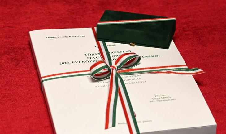 A 2023. évi költségvetési törvényjavaslat, amelyet Varga Mihály pénzügyminiszter átadott Kövér Lászlónak, az Országgyűlés elnökének a Parlamentben 2022. június 7-én. Fotó: MTI/Máthé Zoltán