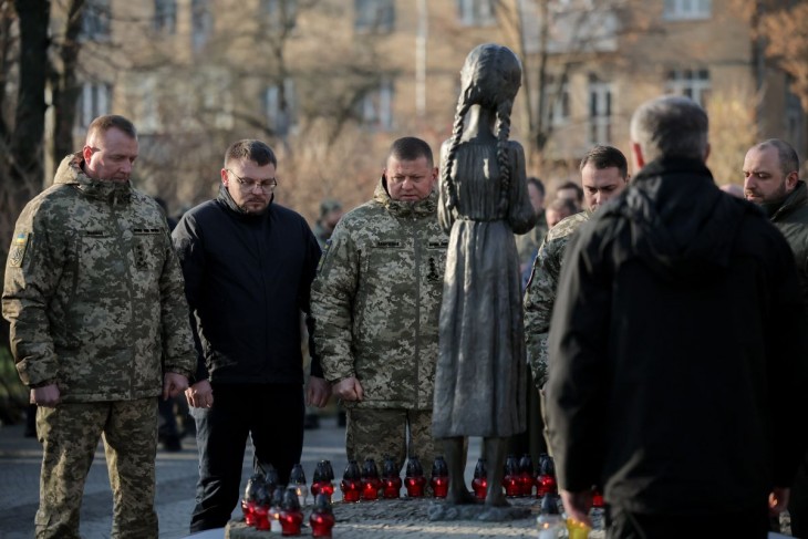 Valerij Zaluzsnij, az ukrán fegyveres erők főparancsnoka (b3) az ukrajnai nagy éhínség, a holodomor jelképének számító, a Gyermekkor keserű emléke nevű szoboremlékműnél Kijevben 2023. november 25-én. A legkevesebb hárommillió halálos áldozatot követelő éhínséget a sztálini önkény idézte elő az akkor szovjet tagköztársaság Ukrajnában 1932 és 1933 között. Fotó: MTI/EPA