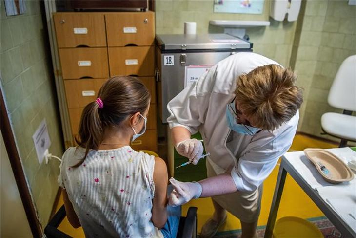 Egy orvos beolt egy diákot Budapesten, a Városmajori Gimnáziumban (Fotó: MTI/Balogh Zoltán)
