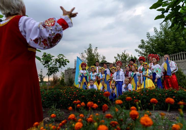 Népviseletbe öltözött ukrán gyerekek énekelnek egy függetlenség napi videóüzenet felvételén a donyecki Andrijivka településen 2022. augusztus 19-én. Ukrajnában augusztus 24-én ünneplik az ország 1991-es függetlenedését a Szovjetuniótól. MTI/AP