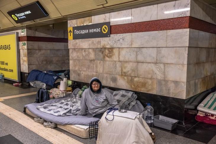 A ukrán fővárost érő orosz támadások miatt óvóhelyként használják az emberek a kijevi metró állomásait. Fotó: /MTI/EPA