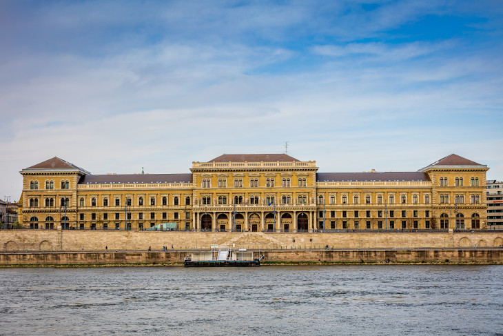 A Budapest Corvinus Egyetem impozáns épülete a Duna partján