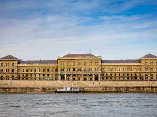 A Budapest Corvinus Egyetem impozáns épülete a Duna partján