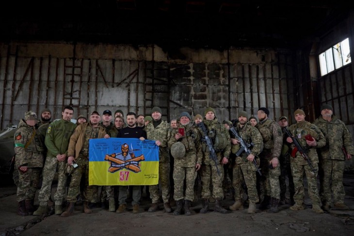 Az ukrán elnöki sajtószolgálat által közreadott képen Volodimir Zelenszkij ukrán elnök (b8) katonákkal találkozik az orosz erők által ostromlott kelet-ukrajnai Bahmut térségében, Donyeck megyében 2023. március 22-én. Fotó: MTI/EPA/Ukrán elnöki sajtószolgálat