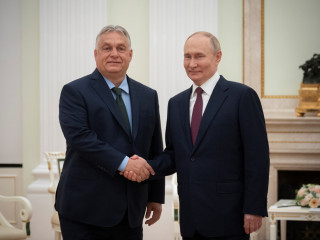  A Miniszterelnöki Sajtóiroda által közreadott képen Orbán Viktor miniszterelnök (b) és Vlagyimir Putyin orosz elnök kezet fog tárgyalásuk előtt Moszkvában 2024. július 5-én