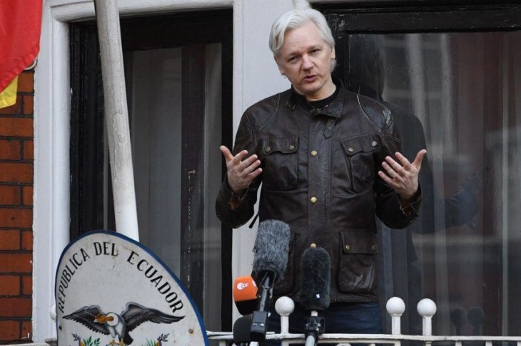 Ekkor még úgy tűnt, jól van. Julian Assange Ecuador londoni követségének az épületében. Fotó: MTI/EPA/Facundo Arrizabalaga