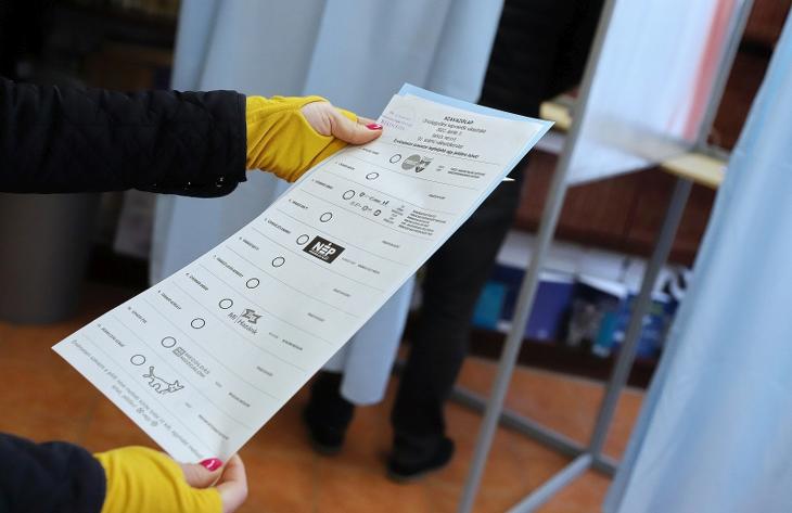   A Békés megyei 1-es számú választókerületben található a legnagyobb szavazólap. Fotó: MTI/Lehoczky Péter