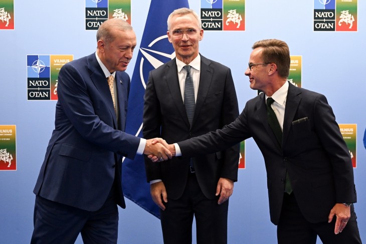 Recep Tayyip Erdogan török elnök és Ulf Kristersson svéd kormányfő már megegyezett a NATO-tagságról Jens Stoltenberg főtitkár nagy örömére. Fotó: MTI / EPA / Filip Singer