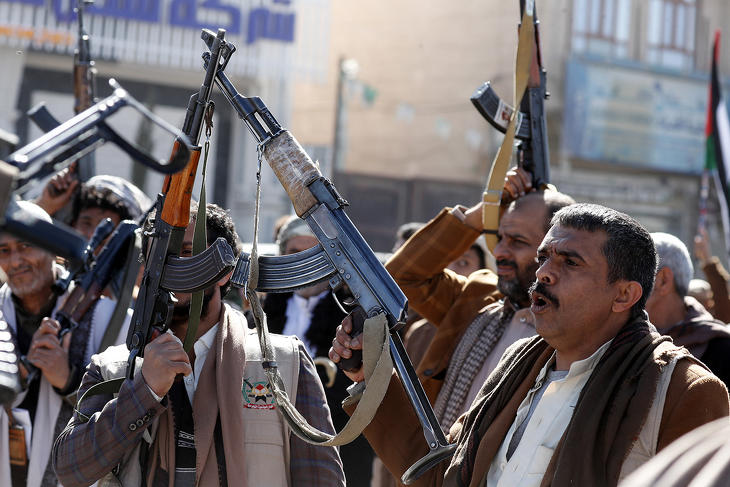 Lesz utánpótlás - Újonnan toborzott húszi fegyveresek gyűlést tartanak a jemeni fővárosban. Fotó: MTI/EPA/Jajha Arhab