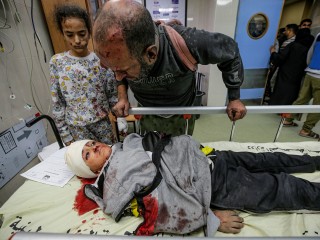 Sebesült palesztin család a Nasser kórházban Khan Younisban egy izraeli légicsapás után   a Gázai övezetben 2023. november 15-én.  Fotó: EPA/MOHAMMED SABER 