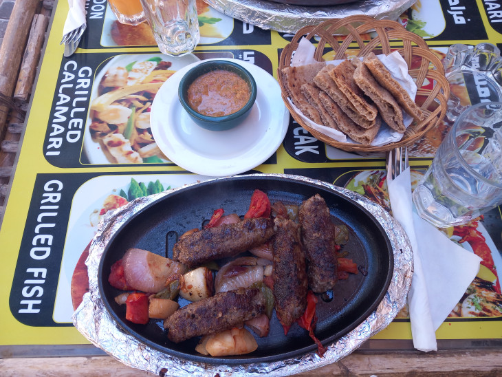 A közel-kelet ízei a Vörös-tenger afrikai partján is megtalálhatók: köfte egy szafagai étteremben